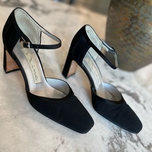 Nina Maddox Black French Pea Heels